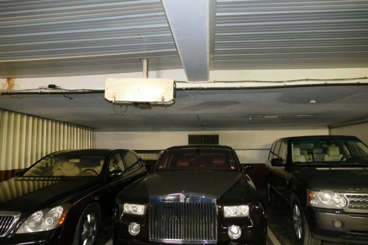 10 милиона лева в брой са намерени при претърсванията на хотели и имоти на Ветко Арабаджиев (Снимки)