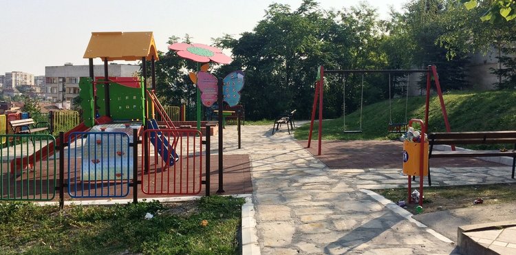 Хасковлийка: обновена детска площадка тъне в боклук