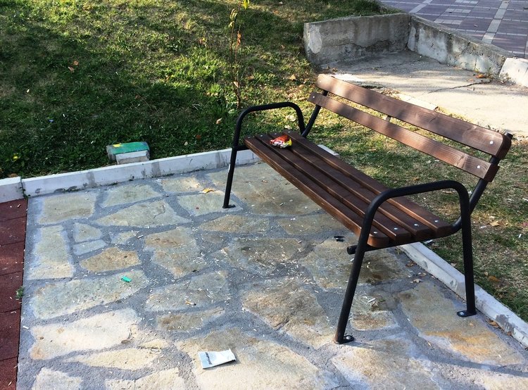 Хасковлийка: обновена детска площадка тъне в боклук