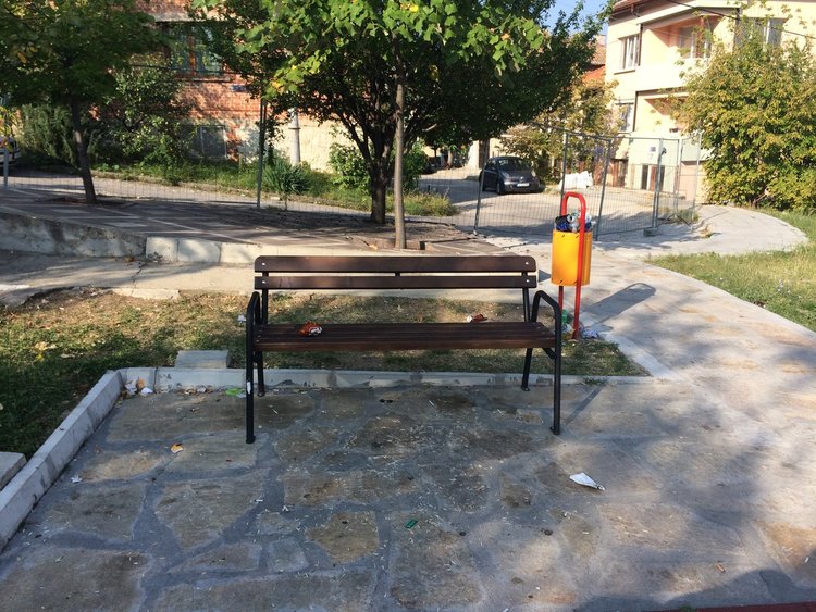 Хасковлийка: обновена детска площадка тъне в боклук