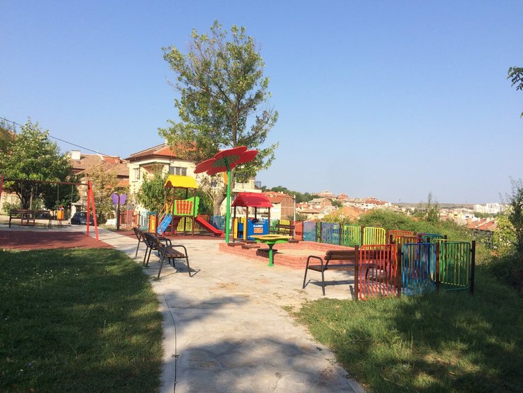 Хасковлийка: обновена детска площадка тъне в боклук