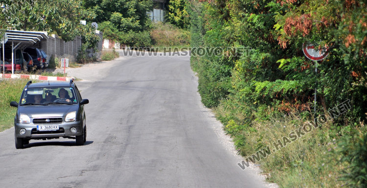 Читател: пътят от Хасково за Симеоновград е разбит, няма знаци и маркировка