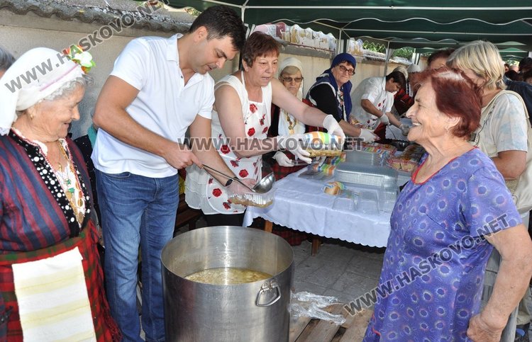 Курбан за благоденствието на димитровградчани раздава кметът Иво Димов