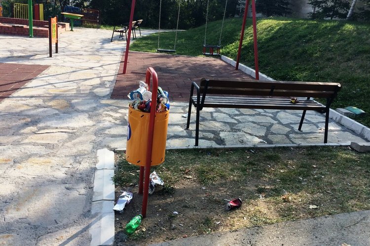 Хасковлийка: обновена детска площадка тъне в боклук