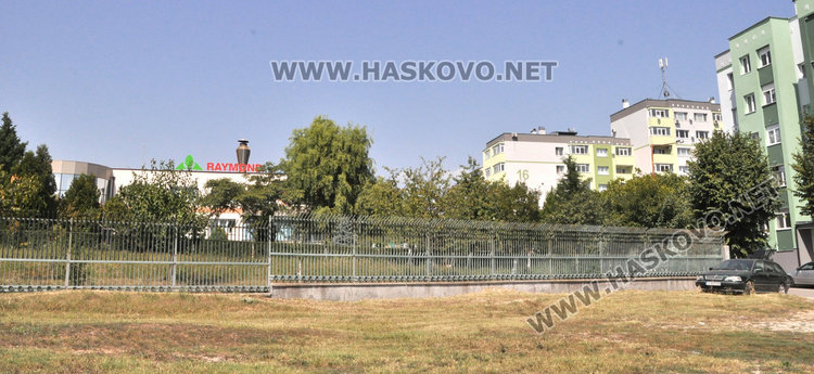 Течаща вода от канал наводнява Бадема близо година