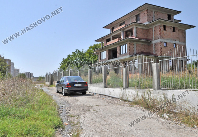 Течаща вода от канал наводнява Бадема близо година