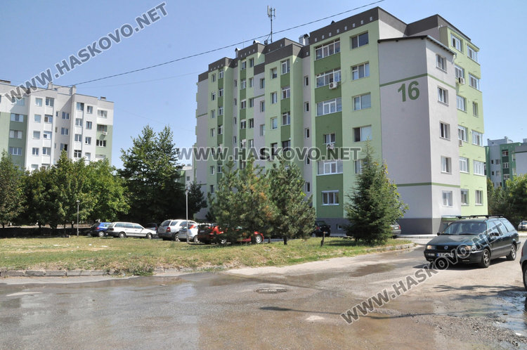 Течаща вода от канал наводнява Бадема близо година