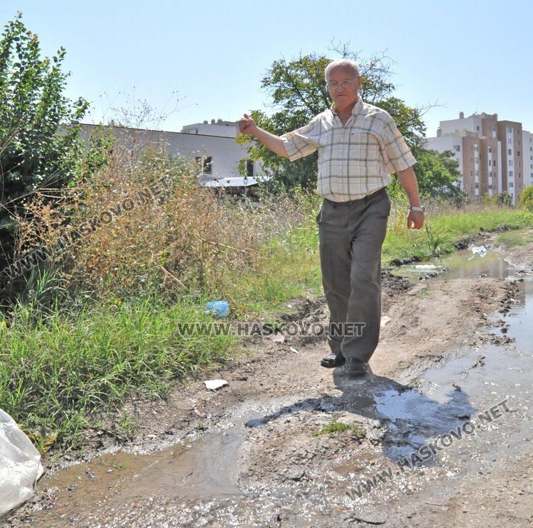 Течаща вода от канал наводнява Бадема близо година