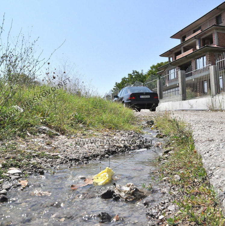 Течаща вода от канал наводнява Бадема близо година