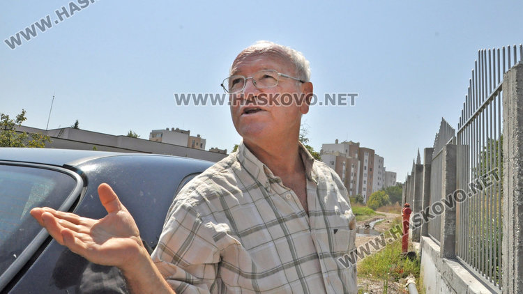 Течаща вода от канал наводнява Бадема близо година