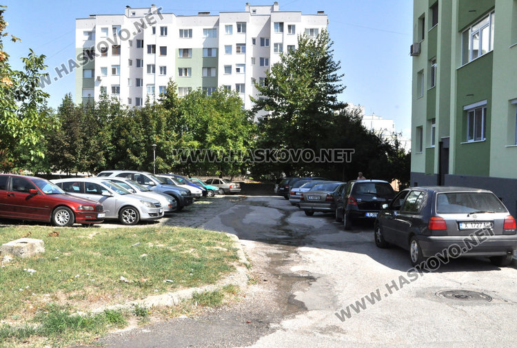 Течаща вода от канал наводнява Бадема близо година