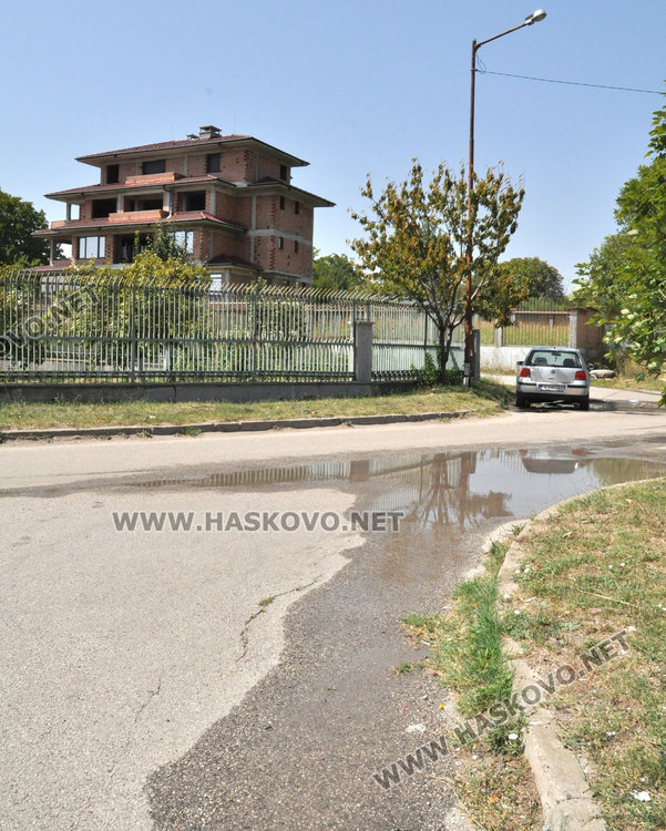 Течаща вода от канал наводнява Бадема близо година