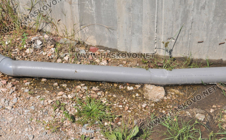 Течаща вода от канал наводнява Бадема близо година