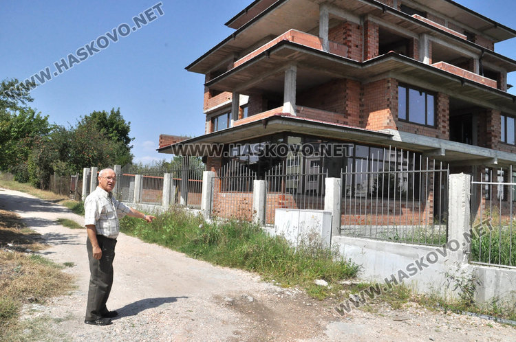 Течаща вода от канал наводнява Бадема близо година