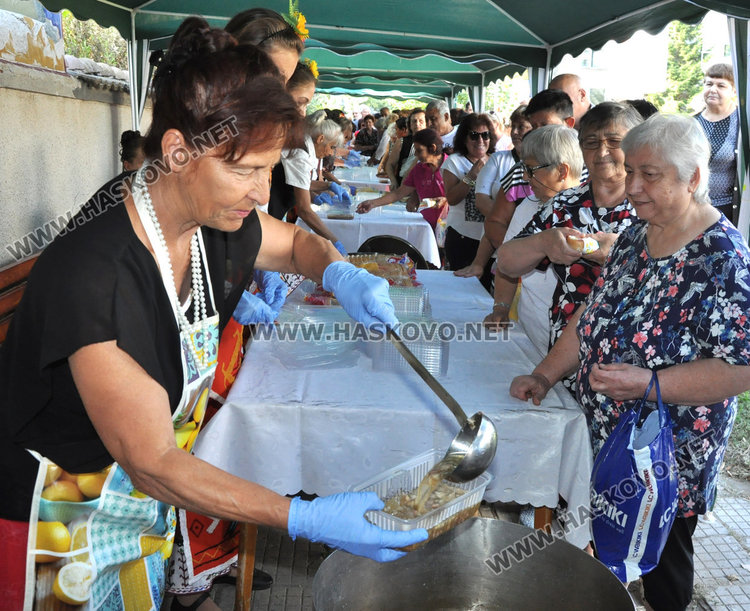 7 казана курбан раздадоха за здраве и благоденствие в Димитровград