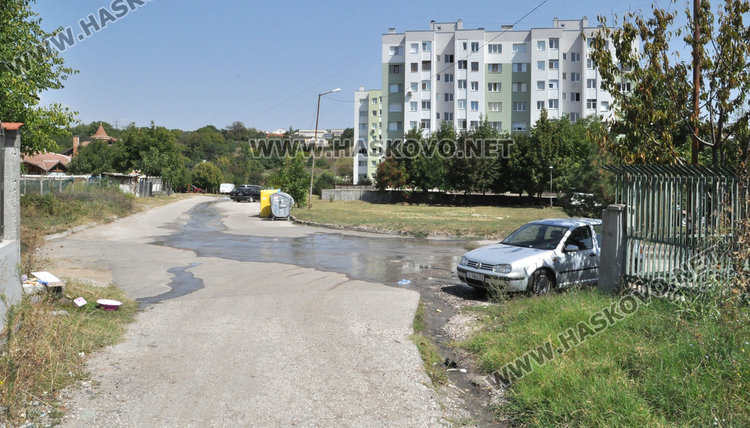 Течаща вода от канал наводнява Бадема близо година