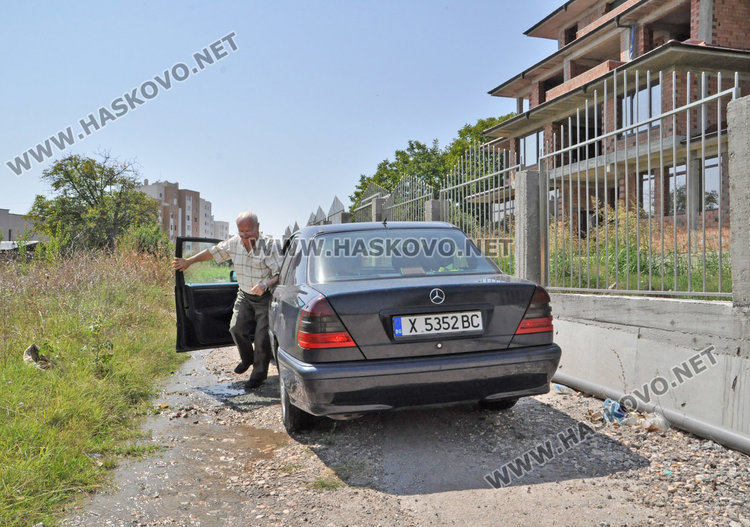 Течаща вода от канал наводнява Бадема близо година