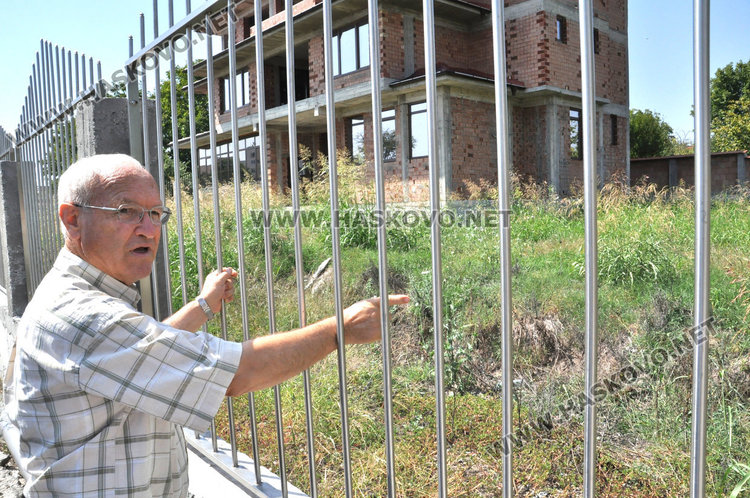 Течаща вода от канал наводнява Бадема близо година