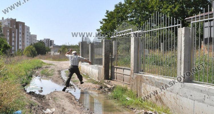 Течаща вода от канал наводнява Бадема близо година