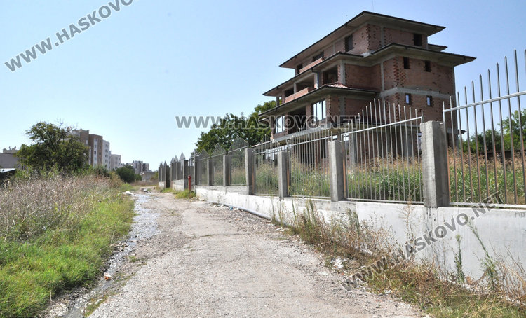 Течаща вода от канал наводнява Бадема близо година