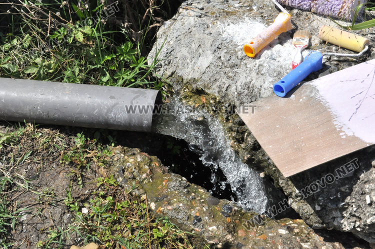 Течаща вода от канал наводнява Бадема близо година