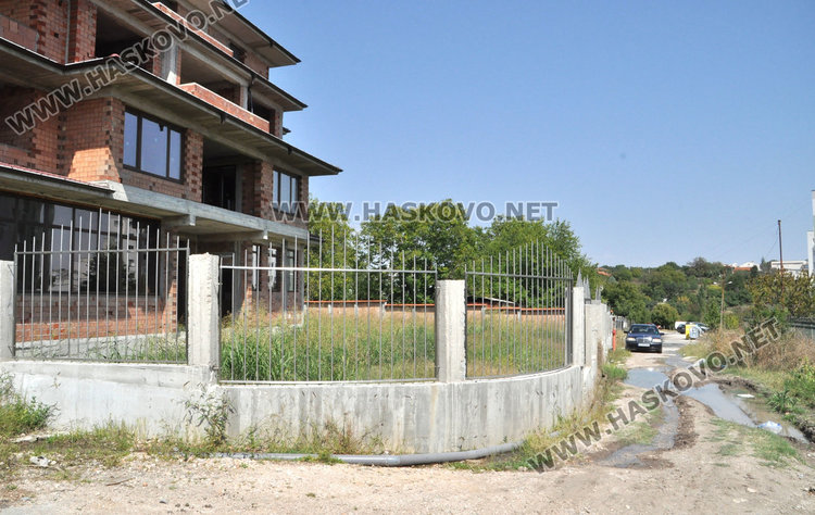 Течаща вода от канал наводнява Бадема близо година