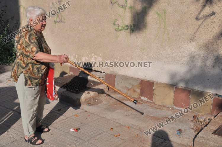 Дора Михова показва къде се е намирала пейката