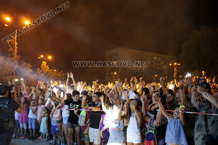 Графа "взриви" Димитровград, стотици пяха и танцуваха с него