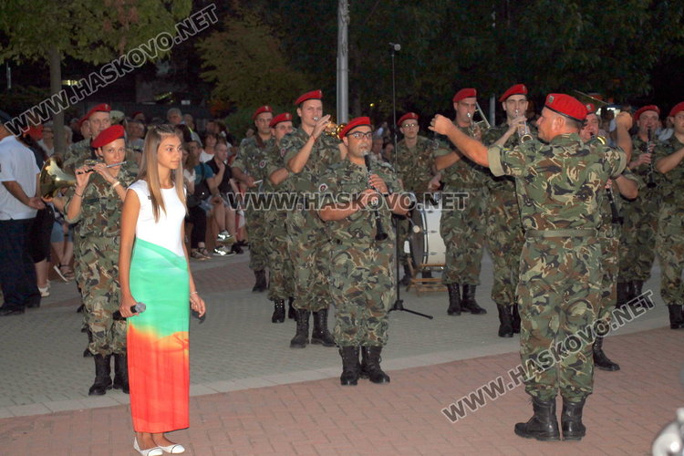 Военни, НСО и Председателят на Народно събрание на площада в Димитровград