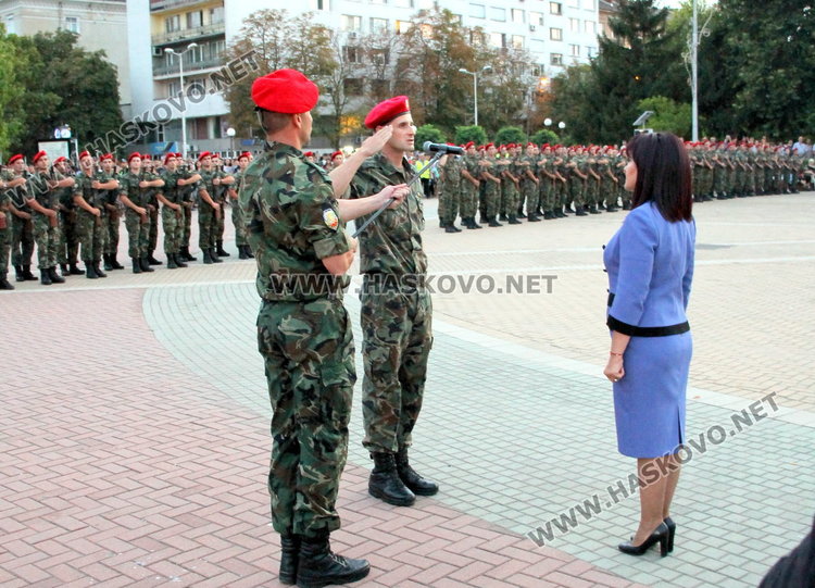 Височайши гости, военен парад и заря за 71 години Димитровград - ВИДЕО