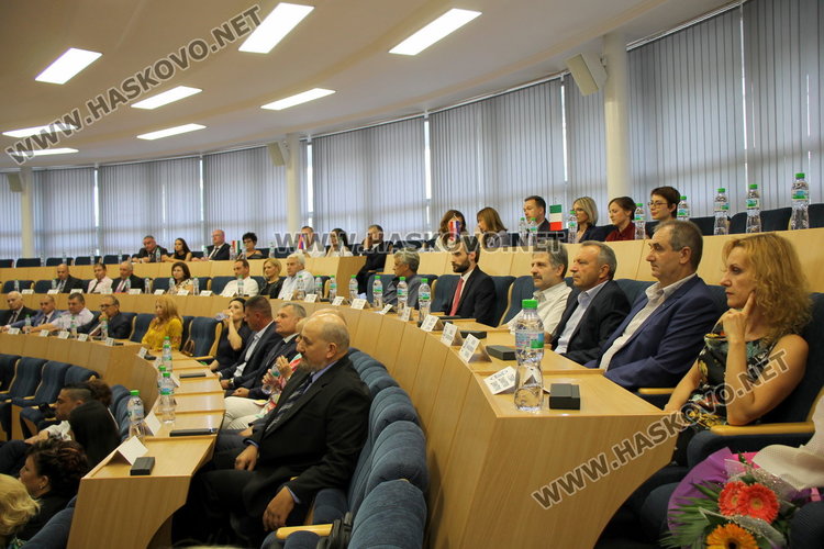 Тържествена сесия на ОбС - чуждестранни делегати, местни парламентаристи и новите почетни граждани на Димитровград