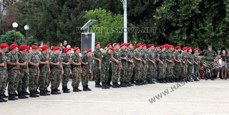 Военни, НСО и Председателят на Народно събрание на площада в Димитровград