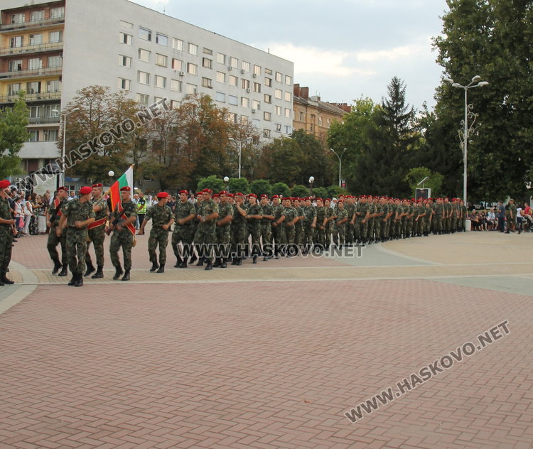 Военни, НСО и Председателят на Народно събрание на площада в Димитровград
