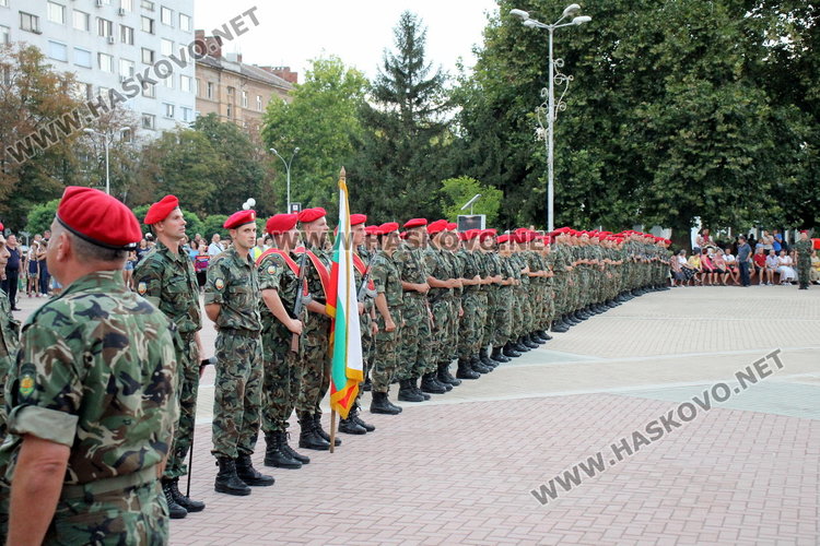 Военни, НСО и Председателят на Народно събрание на площада в Димитровград