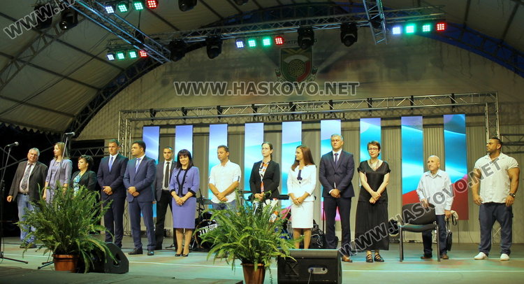 Височайши гости, военен парад и заря за 71 години Димитровград - ВИДЕО