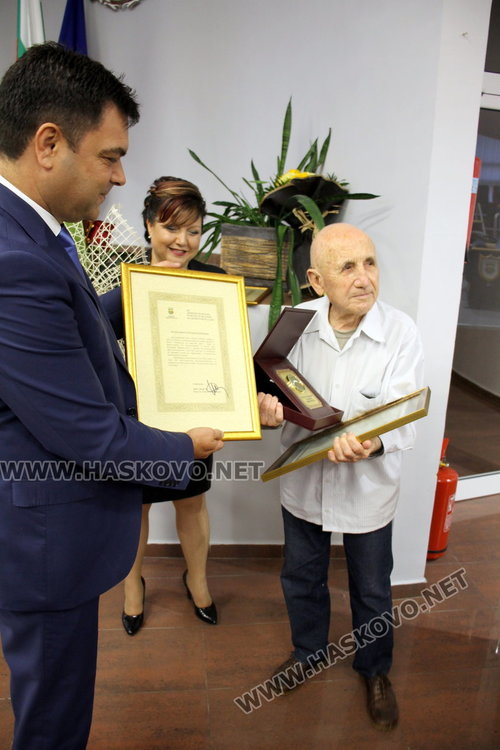 Тържествена сесия на ОбС - чуждестранни делегати, местни парламентаристи и новите почетни граждани на Димитровград