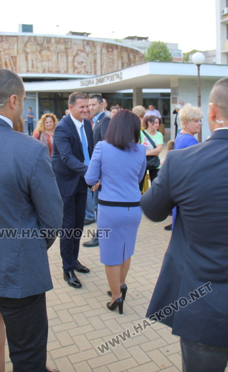 Военни, НСО и Председателят на Народно събрание на площада в Димитровград