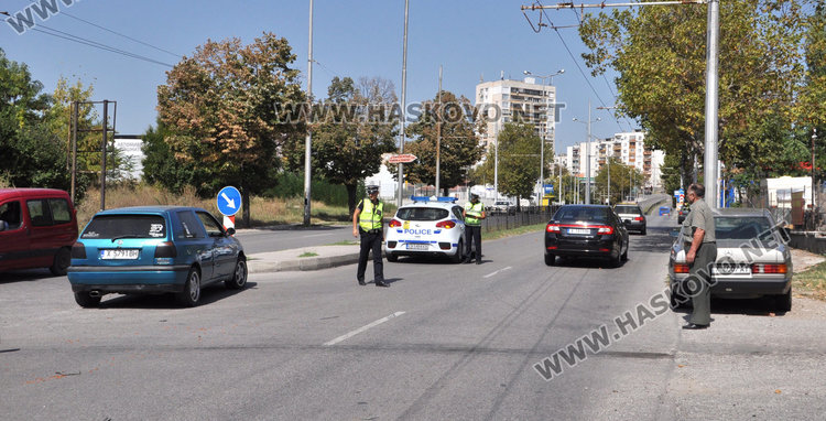Мерцедес и Голф се удариха до АГО, шофьорите спорят за предимството