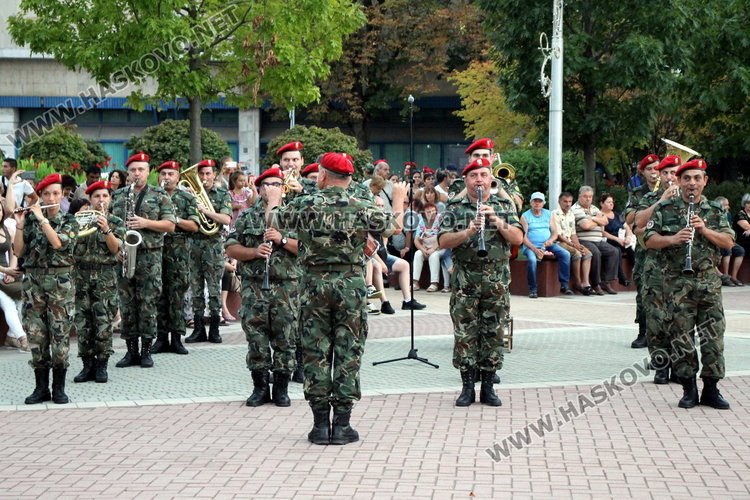 Височайши гости, военен парад и заря за 71 години Димитровград - ВИДЕО