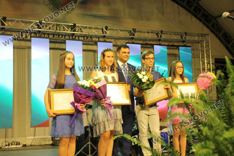 Височайши гости, военен парад и заря за 71 години Димитровград - ВИДЕО