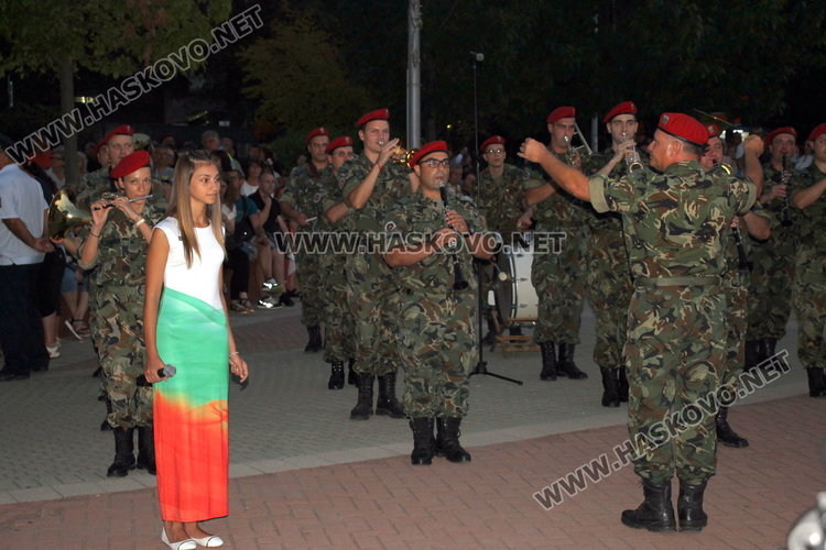 Височайши гости, военен парад и заря за 71 години Димитровград - ВИДЕО