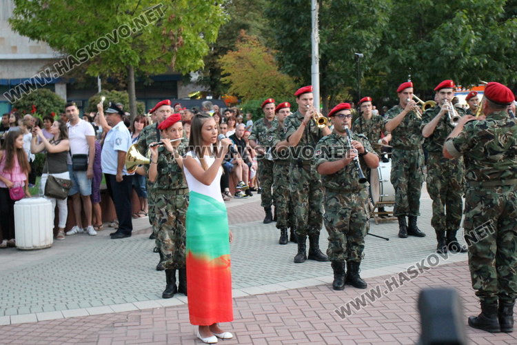 Височайши гости, военен парад и заря за 71 години Димитровград - ВИДЕО