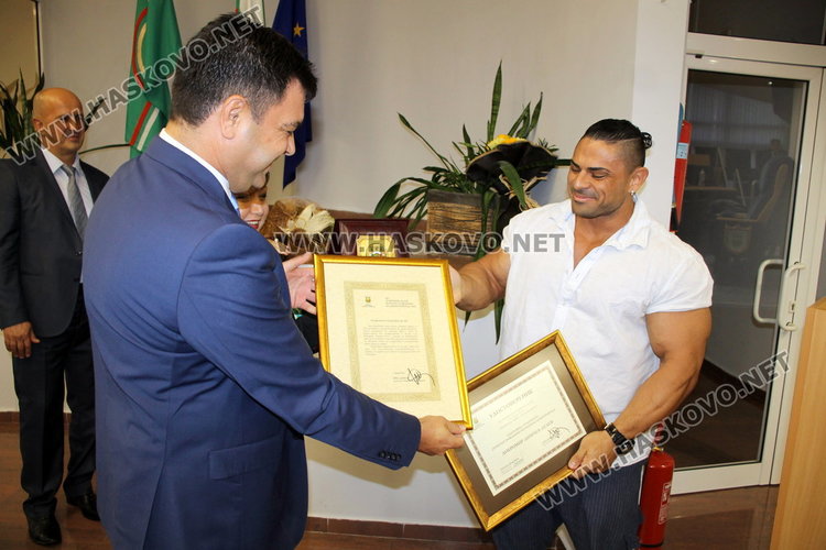 Тържествена сесия на ОбС - чуждестранни делегати, местни парламентаристи и новите почетни граждани на Димитровград