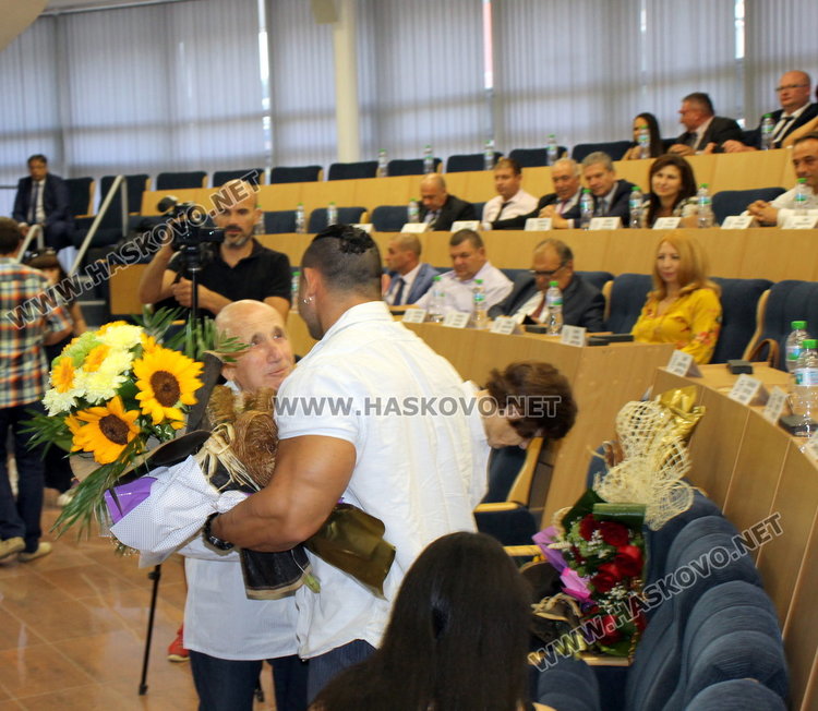 Тържествена сесия на ОбС - чуждестранни делегати, местни парламентаристи и новите почетни граждани на Димитровград