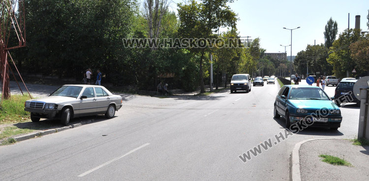 Мерцедес и Голф се удариха до АГО, шофьорите спорят за предимството