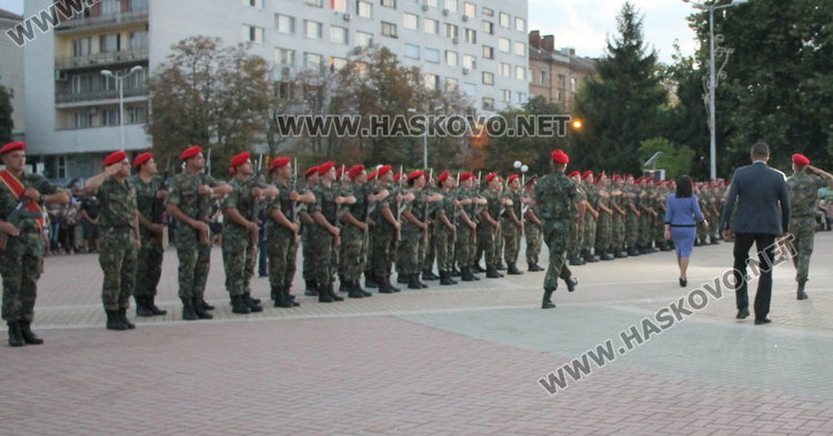 Военни, НСО и Председателят на Народно събрание на площада в Димитровград