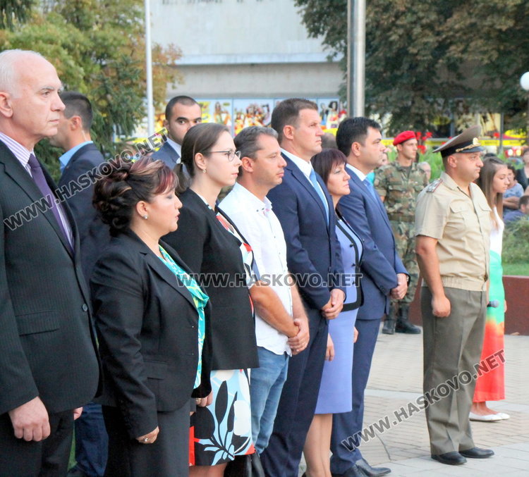 Военни, НСО и Председателят на Народно събрание на площада в Димитровград