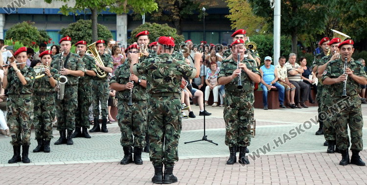 Военни, НСО и Председателят на Народно събрание на площада в Димитровград