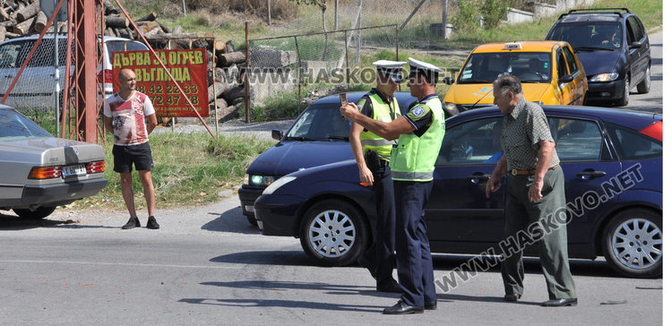 Мерцедес и Голф се удариха до АГО, шофьорите спорят за предимството