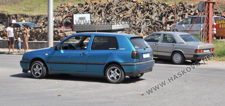 Мерцедес и Голф се удариха до АГО, шофьорите спорят за предимството